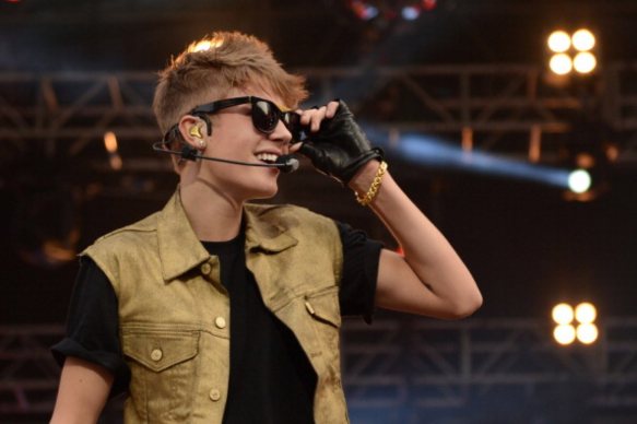 Justin-Performing-at-MTV-World-Stage-live-in-Malaysia-justin-bieber-31468310-2400-1596